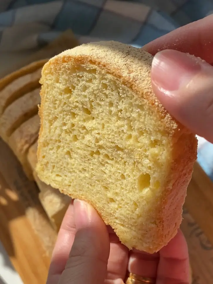 Pão sem glúten fofinho e dourado saindo do forno