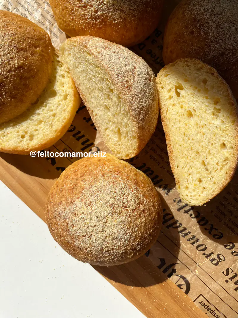 Mini pão de fubá sem glúten cortado
