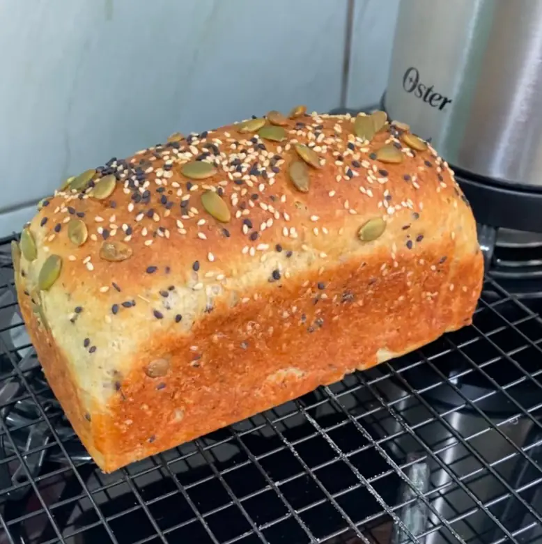 Pão multigrãos sem glúten inteiro