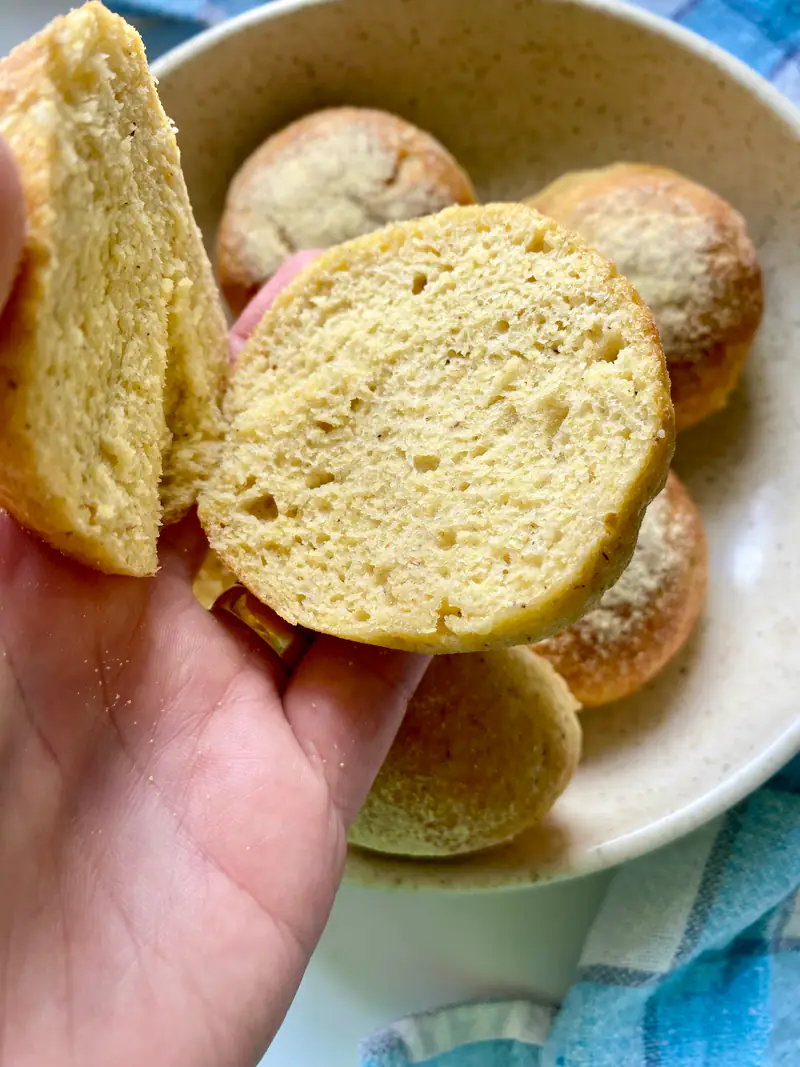 Mini pão de fubá sem glúten cortado